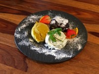 Schokoladensoufflé mit Mango-Passionsfrucht-Sorbet und Sahne