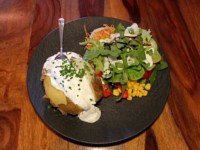Ofenkartoffel Classic mit Kräuterquark und kleinem Salat