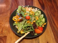 Salat Madras - großer gemischter Salatteller, Hähnchenbrustfilet vom Grill, Masala-Marinade (indisch), Cashew-Nüsse und Wurzelbrot
