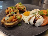Avocado-Bruschetta mit Büffelmozarella, Tomate und Spiegelei