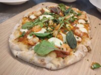 Pinsa - die Mutter aller Pizzen - mit Mozzarella und Scampis