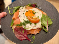 Räucherlachs auf Rösti mit Spiegelei im Bistro Relax Sonthofen